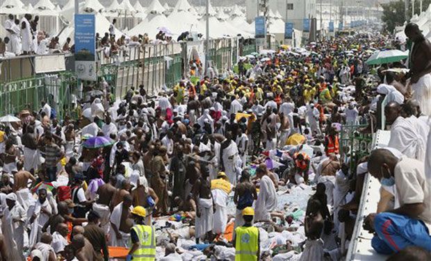 Pilgrims and rescuers gather around people who were crushed by overcrowding in Mina, Saudi Arabia on Thursday. (Photo: AP) Pilgrims and rescuers gather around people who were crushed by overcrowding in Mina, Saudi Arabia on Thursday. (Photo: AP)