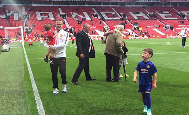 Wayne Rooney with his kids at Old Trafford. Kai (on the pitch) stole the show with his skills and moves. (Photo: Instagram)
Wayne Rooney with his kids at Old Trafford. Kai (on the pitch) stole the show with his skills and moves. (Photo: Instagram) 