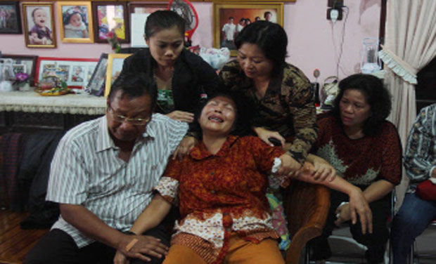 Risman Siregar (L) comforts his wife Erlina Panjaitan (C), parents of Firman Chandra Siregar, a 24 year-old passenger of ill-fated plane. Photo- AFP Risman Siregar (L) comforts his wife Erlina Panjaitan (C), parents of Firman Chandra Siregar, a 24 year-old passenger of ill-fated plane. Photo- AFP