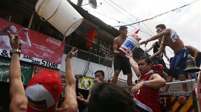 Residents use buckets to fill up the tank of a fire truck during a fire at a residential and commercial area in downtown Quiapo in Manila, Philippines (Photo: AP) Residents use buckets to fill up the tank of a fire truck during a fire at a residential and commercial area in downtown Quiapo in Manila, Philippines (Photo: AP)