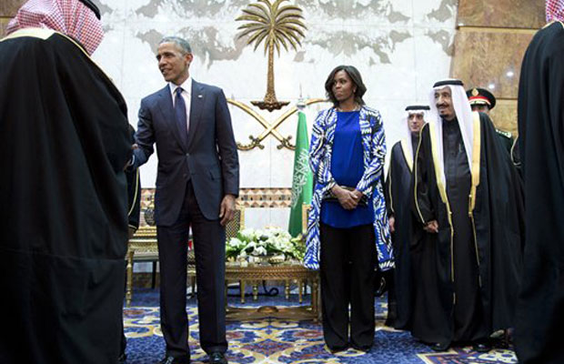 President Barack Obama and first lady Michelle Obama participate in a delegation receiving line with new Saudi Arabian King, Salman bin Abdul Aziz, fith left, in Riyadh. (Photo: AP) President Barack Obama and first lady Michelle Obama participate in a delegation receiving line with new Saudi Arabian King, Salman bin Abdul Aziz, fith left, in Riyadh. (Photo: AP)