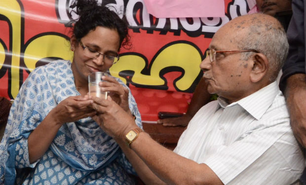 Activist B.R.P. Bhaskar offering orange juice to K.K. Rema to end her fast demanding CBI probe into the conspiracy behind murder of her husband and RMP leader T.P. Chandrasekharan, in Thiruvananthapuram on Friday - DC/Peethambaran Payyeri Activist B.R.P. Bhaskar offering orange juice to K.K. Rema to end her fast demanding CBI probe into the conspiracy behind murder of her husband and RMP leader T.P. Chandrasekharan, in Thiruvananthapuram on Friday - DC/Peethambaran Payyeri