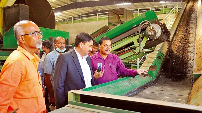 BBMP Commissioner G. Kumar Naik visits two new garbage processing units at Seegehalli and Kannahalli off Magadi Road, in Bengaluru. (Photo: DC) BBMP Commissioner G. Kumar Naik visits two new garbage processing units at Seegehalli and Kannahalli off Magadi Road, in Bengaluru. (Photo: DC)