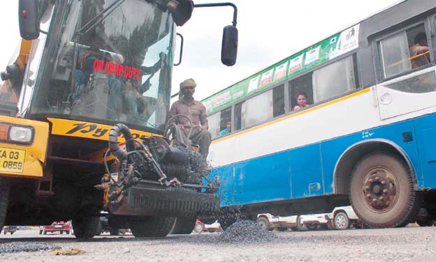 BBMP workers repairing Sheshadri Road in Bengaluru on Sunday. (Photo: KPN) BBMP workers repairing Sheshadri Road in Bengaluru on Sunday. (Photo: KPN)