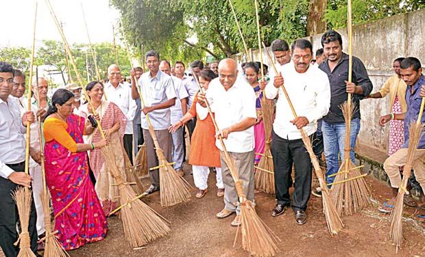 Minister Satish Jarkiholi at a cleanliness drive in Chidambar Nagar graveyard (Photo: DC) Minister Satish Jarkiholi at a cleanliness drive in Chidambar Nagar graveyard (Photo: DC)