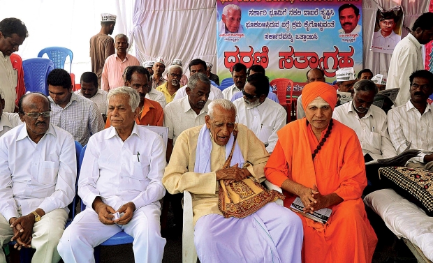 Freedom fighter H.S Doreswamy and others take part in a dharna organized by Bhukabalike Virodi Horata Samiti in Bengaluru on Monday Freedom fighter H.S Doreswamy and others take part in a dharna organized by Bhukabalike Virodi Horata Samiti in Bengaluru on Monday