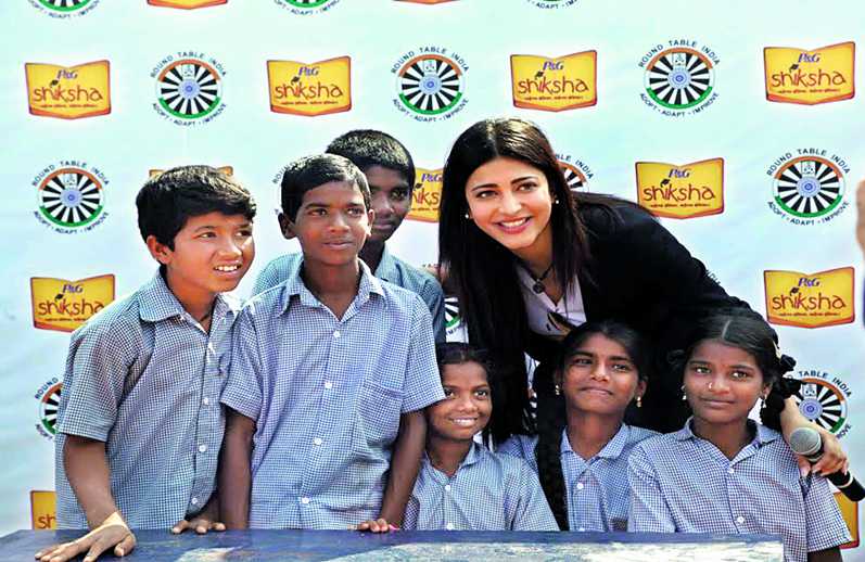 Shruti Haasan brought smiles on the faces of the students during the event Shruti Haasan brought smiles on the faces of the students during the event