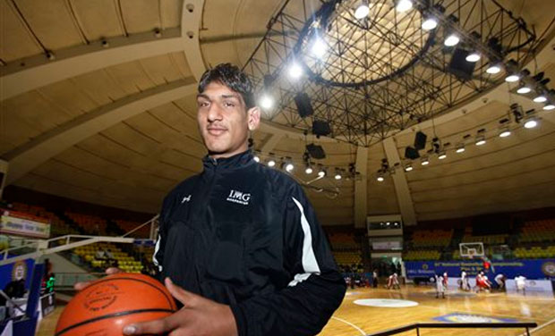 Satnam Singh got to ply his trade in a brief four-minute appearance as the Dallas Mavericks knocked off the LA Lakers 88-86 in a thrilling encounter in the elimination round of the 2015 NBA Summer League. (Photo: AP)
Satnam Singh got to ply his trade in a brief four-minute appearance as the Dallas Mavericks knocked off the LA Lakers 88-86 in a thrilling encounter in the elimination round of the 2015 NBA Summer League. (Photo: AP) 