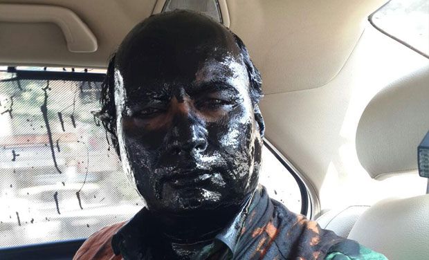 Shiv Sena activists allegedly smeared black ink on the face of ORF chairman Sudheendra Kulkarni for organising former Pakistan foreign minister Khurshid Mahmud Kasuri's book launch Shiv Sena activists allegedly smeared black ink on the face of ORF chairman Sudheendra Kulkarni for organising former Pakistan foreign minister Khurshid Mahmud Kasuri's book launch