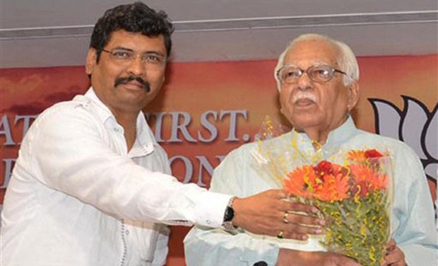 Newly appointed Uttar Pradesh Governor Ram Naik is greeted at the BJP office in Mumbai on Monday. (Photo: PTI) Newly appointed Uttar Pradesh Governor Ram Naik is greeted at the BJP office in Mumbai on Monday. (Photo: PTI)