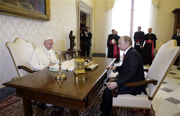 Pope Francis meets Russian President Vladimir Putin on the occasion of a private audience at the Vatican, Wednesday, June 10, 2015. (Photo: AP) Pope Francis meets Russian President Vladimir Putin on the occasion of a private audience at the Vatican, Wednesday, June 10, 2015. (Photo: AP)
