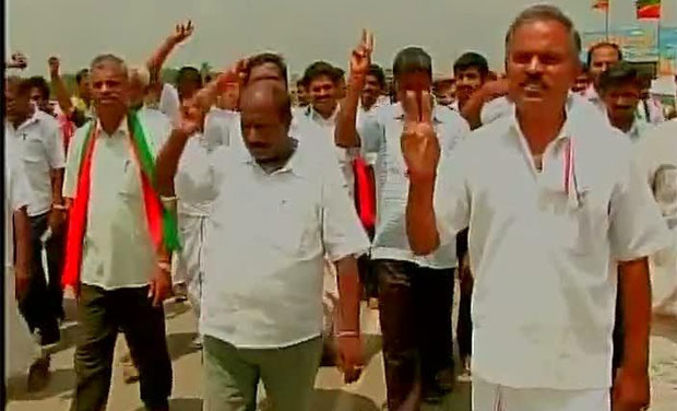 AIADMK supporters gather near Karnataka-Tamil Nadu border (Photo: ANI Twitter) AIADMK supporters gather near Karnataka-Tamil Nadu border (Photo: ANI Twitter)