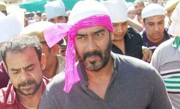 Ajay Devgn at Ajmer Sharif. (picture courtesy: Twitter) Ajay Devgn at Ajmer Sharif. (picture courtesy: Twitter)