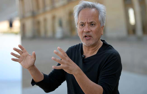 British contemporary artist of Indian origin Anish Kapoor poses outside the Chateau de Versailles, in Versailles on June 5, 2015. (Photo: AFP) British contemporary artist of Indian origin Anish Kapoor poses outside the Chateau de Versailles, in Versailles on June 5, 2015. (Photo: AFP)