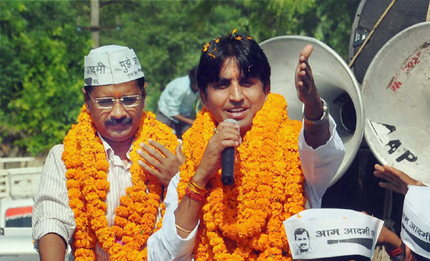 AAP convener Arvind Kejriwal campaigning for party's candidate for the Lok Sabha elections, Kumar Vishwas, in Amethi. Photo: PTI AAP convener Arvind Kejriwal campaigning for party's candidate for the Lok Sabha elections, Kumar Vishwas, in Amethi. Photo: PTI