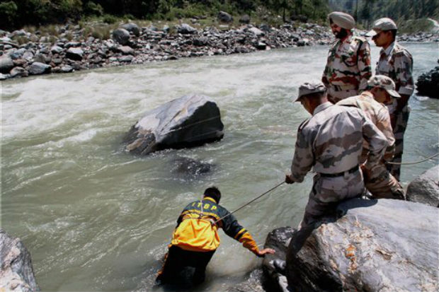 Indo-Tibetean Border police personnel carrying out search operations for the missing Hyderabad engineering students, in the Beas river in Kullu on Wednesday. (Photo: PTI)
Indo-Tibetean Border police personnel carrying out search operations for the missing Hyderabad engineering students, in the Beas river in Kullu on Wednesday. (Photo: PTI) 