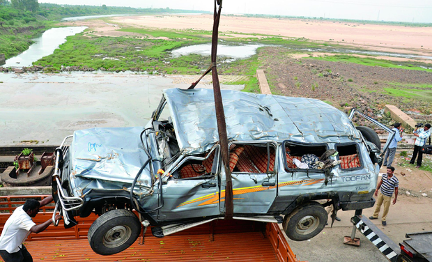 The Toofan vehicle which fell off the Sir Arthur Cotton Barrage at Dowleswaram in Rajahmundry being lifted from the river with the help of a crane on Saturday. (Photo: DC) The Toofan vehicle which fell off the Sir Arthur Cotton Barrage at Dowleswaram in Rajahmundry being lifted from the river with the help of a crane on Saturday. (Photo: DC)