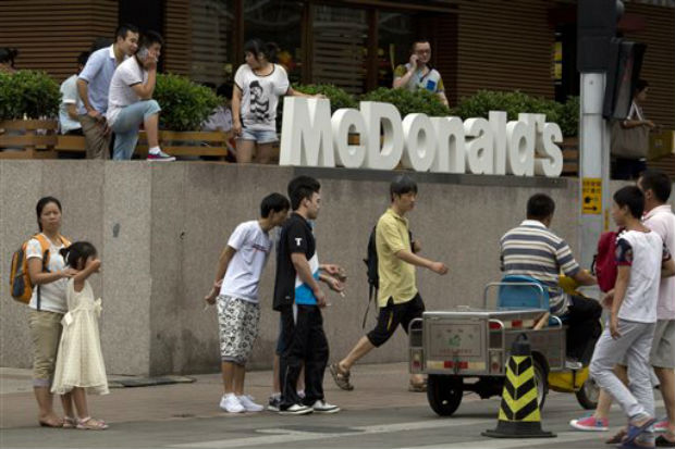 Pedestrians pass by a McDonald's restaurant in Beijing Tuesday. (Photo: AP) Pedestrians pass by a McDonald's restaurant in Beijing Tuesday. (Photo: AP)