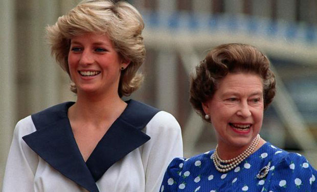Princess Diana and Britain's Queen Elizabeth II smile to well-wishers outside Clarence House in London on August 4, 1987. (Photo: AP/File) Princess Diana and Britain's Queen Elizabeth II smile to well-wishers outside Clarence House in London on August 4, 1987. (Photo: AP/File)