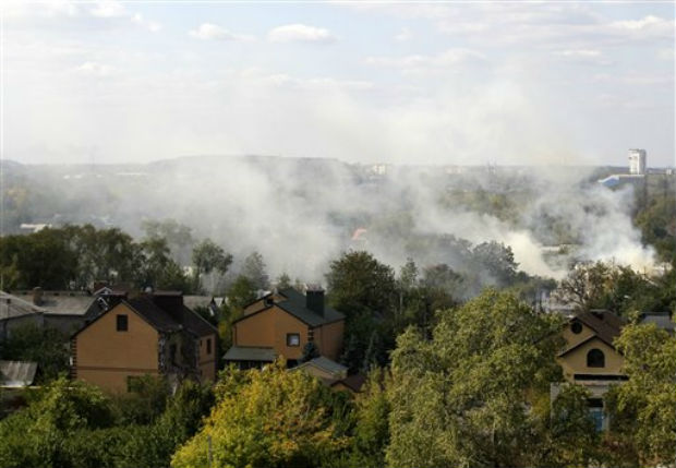Smoke rises over a residential neighborhood near the airport after shelling in the town of Donetsk, eastern Ukraine. (Photo: AP) Smoke rises over a residential neighborhood near the airport after shelling in the town of Donetsk, eastern Ukraine. (Photo: AP)