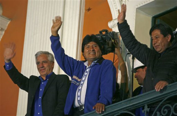 Bolivia's President Evo Morales, center, greets supporters from the balcony of the presidential palace in La Paz, Bolivia, on Sunday. (Photo: AP) Bolivia's President Evo Morales, center, greets supporters from the balcony of the presidential palace in La Paz, Bolivia, on Sunday. (Photo: AP)