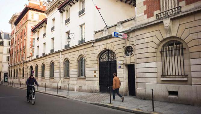A man walks past the police station on Rue du Bearn in Paris, where four French soldiers were being questioned as part of the investigation into the rape of children in the Central African Republic during the operation called "Sangaris" (Photo: AFP) A man walks past the police station on Rue du Bearn in Paris, where four French soldiers were being questioned as part of the investigation into the rape of children in the Central African Republic during the operation called "Sangaris" (Photo: AFP)