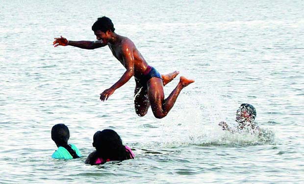 Youngsters have gala time at LMD reservoir in Karimnagar on Tuesday. (Photo: YELABAKA RADHAKRISHNA) Youngsters have gala time at LMD reservoir in Karimnagar on Tuesday. (Photo: YELABAKA RADHAKRISHNA)