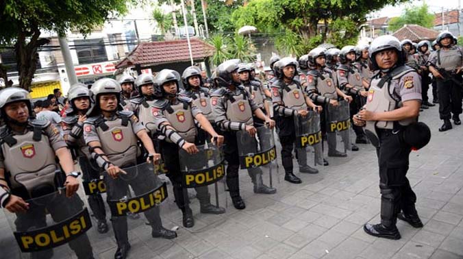Police in Indonesia will be on their highest alert level between December 24 and January 2, national police chief Badrodin Haiti told reporters earlier this week. (Photo: AFP) Police in Indonesia will be on their highest alert level between December 24 and January 2, national police chief Badrodin Haiti told reporters earlier this week. (Photo: AFP)