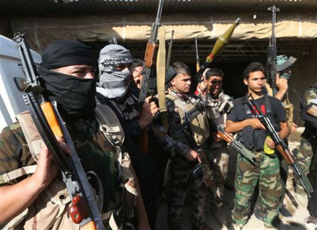 Iraqi Shiite Turkmen gunmen gather as they prepare to patrol around the village of Taza Khormato in the northern oil rich province of Kirkuk, on Iraq. (Photo: AP)
Iraqi Shiite Turkmen gunmen gather as they prepare to patrol around the village of Taza Khormato in the northern oil rich province of Kirkuk, on Iraq. (Photo: AP)