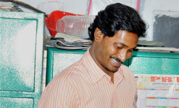 Jagan Mohan Reddy cast his vote at a polling booth in Pulivendula. (Photo: DC) Jagan Mohan Reddy cast his vote at a polling booth in Pulivendula. (Photo: DC)