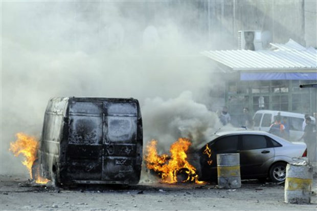 Cars are set on fire as Palestinians clash with Israeli border police after Moatez Higazi was shot in east Jerusalem Thursday. (Photo: AP) Cars are set on fire as Palestinians clash with Israeli border police after Moatez Higazi was shot in east Jerusalem Thursday. (Photo: AP)