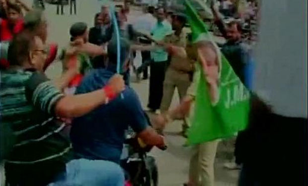 People protesting in Ranchi against Union Minister Narendra Singh Tomar (Photo: ANI Twitter) People protesting in Ranchi against Union Minister Narendra Singh Tomar (Photo: ANI Twitter)