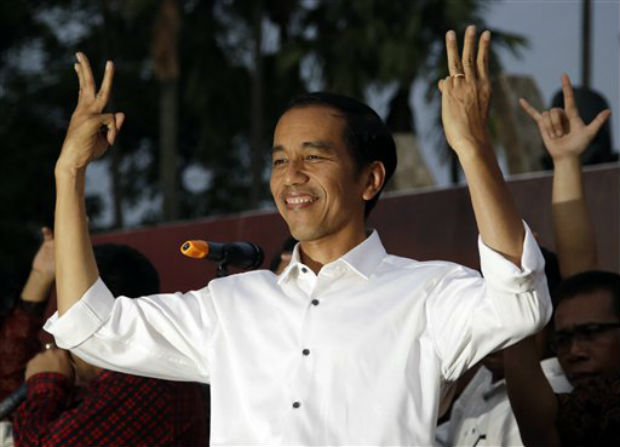 In this July 23, 2014 Indonesian president-elect Joko Widodo greets supporters with his 'three-finger greeting' symbolizing 'The Unity of Indonesia', the third of Indonesia's five principles, during a gathering in Jakarta. (Photo: AP) In this July 23, 2014 Indonesian president-elect Joko Widodo greets supporters with his 'three-finger greeting' symbolizing 'The Unity of Indonesia', the third of Indonesia's five principles, during a gathering in Jakarta. (Photo: AP)