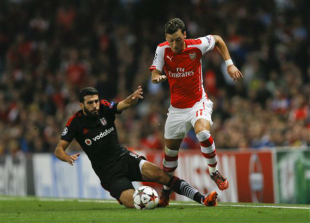 Arsenal's Mesut Ozil, right, vies for the ball with Besiktas' Ismail Koybasi during a second leg Champions League qualifying soccer match between Arsenal and Besiktas at Emirates Stadium in London on Wednesday. (Photo: AP) Arsenal's Mesut Ozil, right, vies for the ball with Besiktas' Ismail Koybasi during a second leg Champions League qualifying soccer match between Arsenal and Besiktas at Emirates Stadium in London on Wednesday. (Photo: AP)