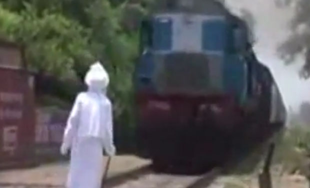 Photo of old man standing in front of the train. (Photo: Video grabs) Photo of old man standing in front of the train. (Photo: Video grabs)