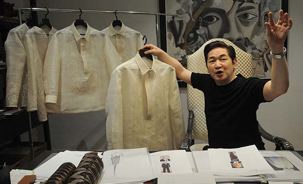 Filipino designer Paul Cabral explains hows he design the barong or formal shirts that Asia Pacific Economic Cooperation (APEC) leaders will wear during the Manila summit. (Photo: AFP) Filipino designer Paul Cabral explains hows he design the barong or formal shirts that Asia Pacific Economic Cooperation (APEC) leaders will wear during the Manila summit. (Photo: AFP)