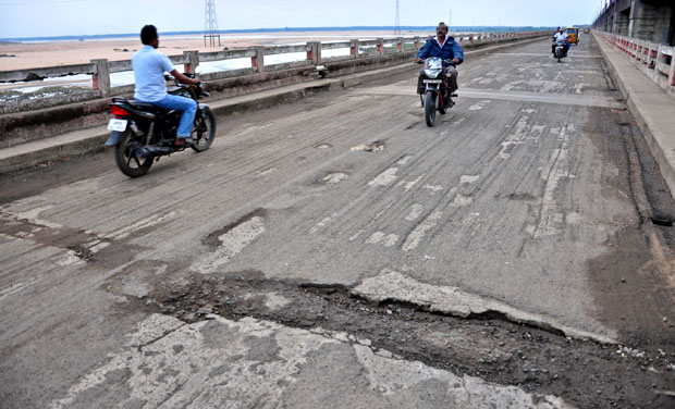 Nearly 3.5 km stretch of four arms of the barrage is being poorly maintained by the irrigation department since a long time. Nearly 3.5 km stretch of four arms of the barrage is being poorly maintained by the irrigation department since a long time.