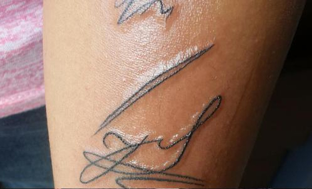 priyanka chopra u0027s fan inks her idol u0027s autograph on her hand priyanka chopra u0027s fan inks her idol u0027s autograph on her hand