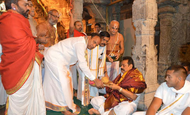 Mahinda Rajapaksa offers prayers at Tirupati amidst backlash from MDMK