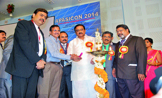Deputy Chief Minister K.E. Krishna Murthy lights lamp to mark the inauguration of 37th annual conference of surgeons held at medical college auditorium in Kurnool on Friday. (Photo: DECCAN CHRONICLE) Deputy Chief Minister K.E. Krishna Murthy lights lamp to mark the inauguration of 37th annual conference of surgeons held at medical college auditorium in Kurnool on Friday. (Photo: DECCAN CHRONICLE)