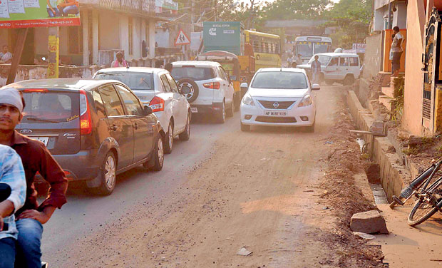 The roads between some residential areas are narrow and causing traffic jam in the Mandadam Centre, that will be the route for general public to reach the new capital Amaravati foundation ceremony venue on October 22. (Photo: DC) The roads between some residential areas are narrow and causing traffic jam in the Mandadam Centre, that will be the route for general public to reach the new capital Amaravati foundation ceremony venue on October 22. (Photo: DC)