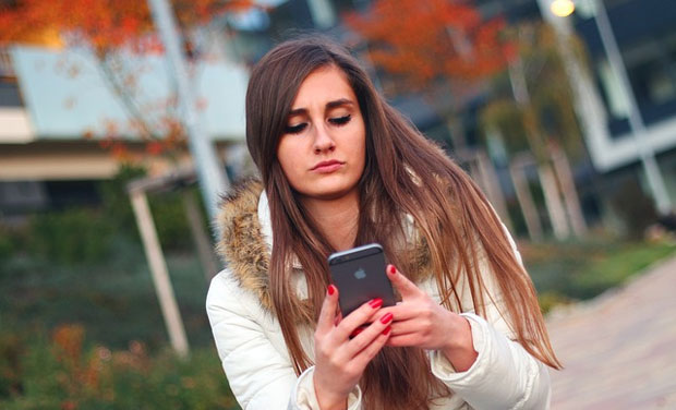 Many people have the urge to compulsively check their phones time-to-time; Representational image. (Photo: pixabay.com) Many people have the urge to compulsively check their phones time-to-time; Representational image. (Photo: pixabay.com)