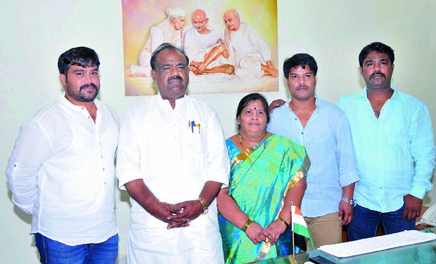 First Speaker of Telangana Assembly S. Madhusudana Chary poses with his family members (Photo: DC) First Speaker of Telangana Assembly S. Madhusudana Chary poses with his family members (Photo: DC)