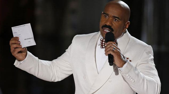 Steve Harvey holds up the card showing the winners after he incorrectly announced Miss Colombia Ariadna Gutierrez at the winner at the Miss Universe pageant Sunday, Dec. 20, 2015, in Las Vegas. (Picture Courtesy: AP) Steve Harvey holds up the card showing the winners after he incorrectly announced Miss Colombia Ariadna Gutierrez at the winner at the Miss Universe pageant Sunday, Dec. 20, 2015, in Las Vegas. (Picture Courtesy: AP)