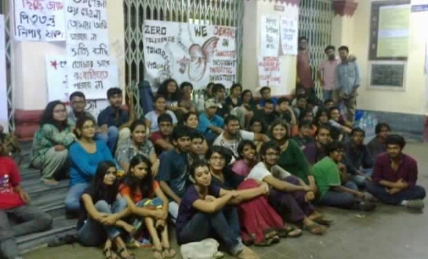 Students of Jadavpur University sitting in protest. (Photo: DC) Students of Jadavpur University sitting in protest. (Photo: DC)