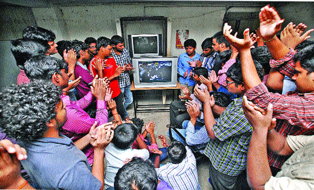 Students of D.G.Vaishnav College in Chennai watching the TV cheer Isro scientists on Wednesday morning. (Photo: DC ) Students of D.G.Vaishnav College in Chennai watching the TV cheer Isro scientists on Wednesday morning. (Photo: DC )