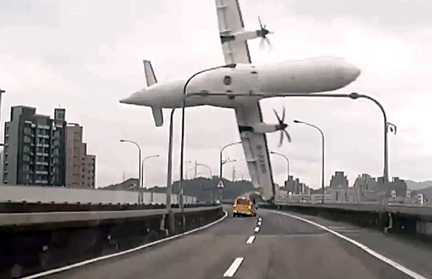 A Taiwanese flight carrying 58 people banked sharply onto its side, clipped a highway bridge and careened into a shallow river shortly after taking off (Photo: Screen grab) A Taiwanese flight carrying 58 people banked sharply onto its side, clipped a highway bridge and careened into a shallow river shortly after taking off (Photo: Screen grab)