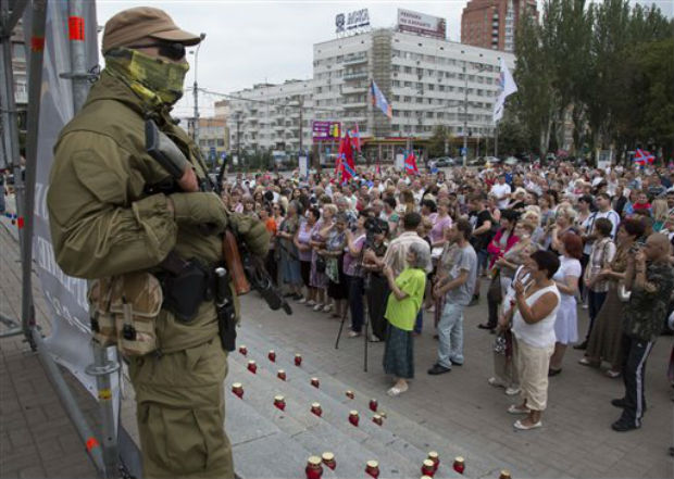 A Donetsk People's Republic fighter stands guard during a pro-Russian meeting in the city of Donetsk, eastern Ukraine on Sunday. (Photo: AP)
A Donetsk People's Republic fighter stands guard during a pro-Russian meeting in the city of Donetsk, eastern Ukraine on Sunday. (Photo: AP) 