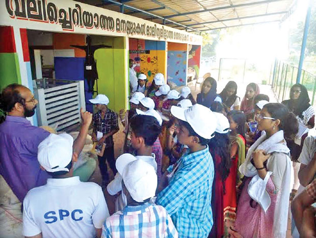 KSSP activist explains the functioning of the park; (inset) Families visit biogas plant unit in Alappuzha. (Photo: DC) KSSP activist explains the functioning of the park; (inset) Families visit biogas plant unit in Alappuzha. (Photo: DC)