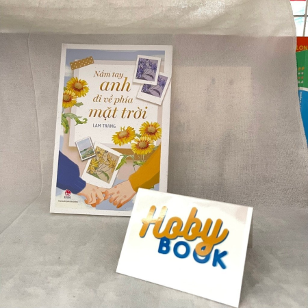 Sách - Nắm tay anh đi về phía mặt trời